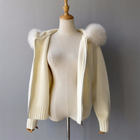 Vente en gros Veste tricotée chaude et de luxe automne-hiver col en fourrure de renard moelleux Cardigan doux à capuche pour femme Pull en laine