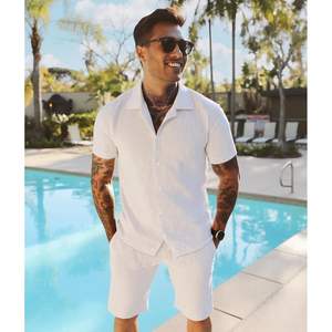 Ensemble de plage d'été pour homme personnalisé en 2 pièces, chemise boutonnée à rayures blanches texturées et short, tenue décontractée pour les vacances, coton respirant - Product Image 5