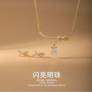 Parure de bijoux en cuivre nacré brillant, design nœud papillon, sertissage griffe, pour soirée, collier et boucles d'oreilles tendance pour femme - Product Image 1