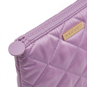 Bolsa de Maquillaje Plana de Nailon Satinado, Color Lila, Acolchado con Diamantes, Bolsa Cosmética Delgada con Cierre Superior, Acabado Suave, Logotipo Personalizado OEM - Product Image 4