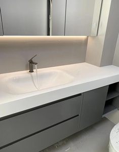 Armoire <span class=keywords><strong>de</strong></span> <span class=keywords><strong>salle</strong></span> <span class=keywords><strong>de</strong></span> <span class=keywords><strong>bain</strong></span> grise avec un comptoir en pierre blanche intégré, un lavabo intégré, un miroir avec armoire intégrée et une bande lumineuse cachée - Product Image 3