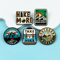 Broche en alliage émaillé pour randonnée en plein air, badge de camping et d'alpinisme, accessoires personnalisés modernes aux éléments montagnards d'inspiration antique