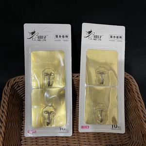 Paquete de 2 ganchos adhesivos dorados, ganchos domésticos para uso diario, ganchos para baño y cocina, sin necesidad de taladrar, venta al por mayor a un yuan. - Product Image 1