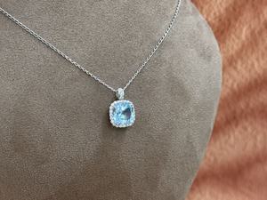 Élégant Collier Pendentif Double Face en Topaze Bleue et Diamant, Or Blanc, Coupe Coussin, Bijou Fin pour Femme, Idéal au Quotidien et pour les Rendez-vous - Product Image 3