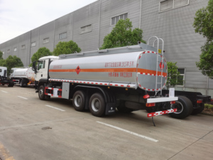 Camion-citerne Shacman F3000 6x4 en état neuf avec transmission manuelle, utilisé pour le transport de pétrole - Product Image 5