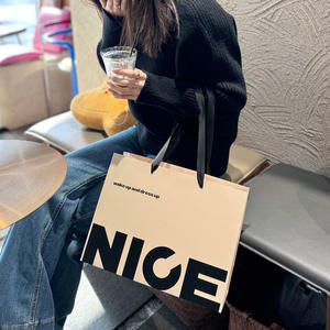 Sac cadeau en papier de luxe imprimé avec logo personnalisé, sac de transport avec votre propre logo, sac de shopping pour vêtements, vêtements pour hommes et femmes - Product Image 4