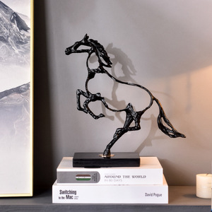 Adornos de caballo huecos de metal pintado de primera calidad, figuras creativas de animales de hierro para el hogar, regalos de negocios - Product Image 3