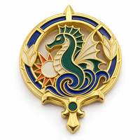 Badge émaillé personnalisé en forme de cheval de mer doré, motif solaire et bouclier bleu-vert, vente directe usine, idéal pour collections et cadeaux