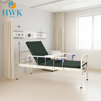 Lit d'hôpital manuel à manivelle unique avec barrière de sécurité en alliage d'aluminium, tête de lit en fer, table de lit et support de perfusion pour les soins aux personnes âgées