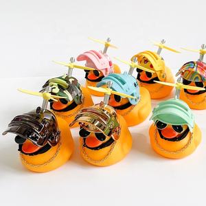 Adorno de Pato de Goma Amarillo Miniatura con Logotipo Personalizado, Adorno de Pato para Coche, Accesorios para Bicicleta con Hélice y <span class=keywords><strong>Casco</strong></span> - Product Image 1