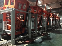 Machine de moulage sous haute pression pour articles sanitaires pour WC à deux pièces avec corps de cuvette amovible en structure à cadre coulissant