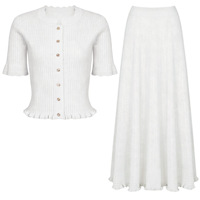 Ensemble tricoté minimaliste et élégant pour femme : Cardigan court à boutonnage simple et jupe découpée assortie