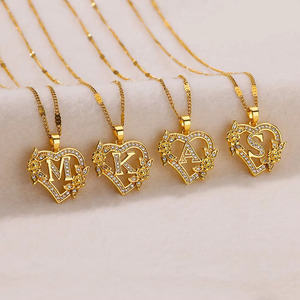 Collier chaîne avec pendentif lettre initiale en forme de cœur floral, style gothique anglais ancien, plaqué or 18 carats, pavé de zirconiums cubiques, pour femme, modèle NZ1695 - Product Image 5