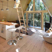 Cabane préfabriquée contemporaine en acier léger en forme de A avec système modulaire pour villas écologiques, chambres d'hôtes et retraites de vacances