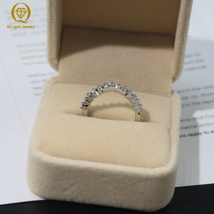 Anillo Unisex Minimalista de Lujo Discreto, Diseño en Forma de V, Diamante de Laboratorio de Alta Calidad, Certificado IGI, Platino, Personalizado para Uso Diario - Product Image 4