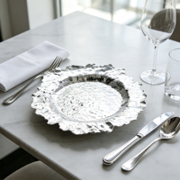 Assiettes de présentation en plastique doré avec bordure irrégulière effet soleil, durables, pour mariages et réceptions, 13 pouces, assiette froissée et ondulée