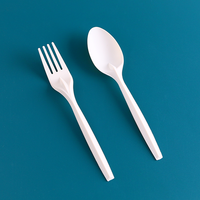 Ensemble de couverts jetables écologiques biodégradables en PLA avec couteau, fourchette, cuillère et serviette, emballés individuellement pour une utilisation en fête