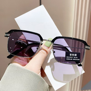<span class=keywords><strong>Lunettes</strong></span> <span class=keywords><strong>de</strong></span> <span class=keywords><strong>soleil</strong></span> photochromiques grises auto-teintées pour hommes et femmes, avec fonction anti-lumière bleue, prix d'usine - Product Image 1