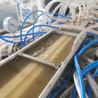 Moteur WEG Ligne de production de châssis de porte solide WPC à haute productivité Machine à fabriquer des composites bois-plastique