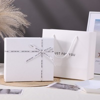 Caja Cosmética de Lujo Shaher en Cuero Sintético Blanco, con Logotipo Personalizado, Tapa Rígida de Cartón, Base y Tapa con Diseño de Cielo y Tierra, Caja de Regalo con Relieve