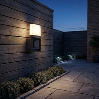 Lampadaire de jardin LED en aluminium avec prise, indice de protection IP44, alimentation CA, pour installation résidentielle et professionnelle