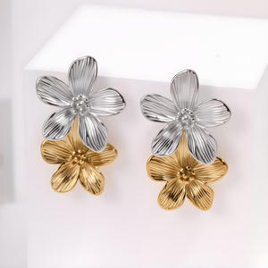 Elegantes pendientes de diseño floral chapados en oro y plata, tachuelas de flores de dos tonos, regalo de joyería de moda para mujer - Product Image 2