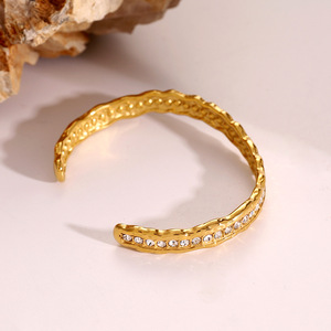 Brazalete abierto Yueli Gold con incrustaciones de cristal para mujer, uso diario. - Product Image 4
