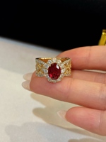 Bague en or jaune 18 carats avec rubis et émeraudes de laboratoire, sertie d'une halo de pierres précieuses colorées, bijoux de mariée