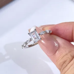 珠宝制造商铜18k镀金方形立方氧化锆女戒指