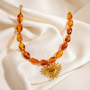 Collar de cuentas de resina con colgante de corazón, cadena de clavícula en tono dorado, joyería de moda para otoño e invierno - Product Image 2