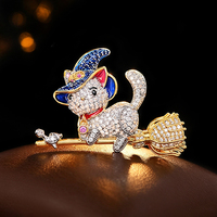 Broche en cuivre et zircon, entièrement sertie de diamants, motif chaton magique, style dessin animé, avec finition émail goutte d'huile, chapeau de sorcier et balai, vente en gros
