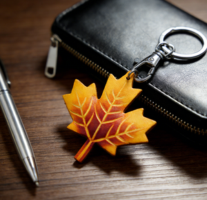 Liontin Daun Maple dari Kulit Asli yang Diwarnai dengan Bahan Alami |   Aksesori Gantungan Kunci Daun 3D Ramah Lingkungan Berkualitas Tinggi yang Diwarnai dengan Bahan Alami - Product Image 3