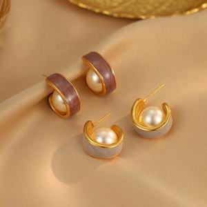 Boucles d'oreilles à clous géométriques en cuivre et zircon, design de niche, luxe léger, tendance, mode, simples, personnalisées pour femmes - Product Image 1