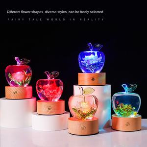 โคมไฟรูปถ้วยรางวัลแอปเปิ้ลหลากสีสัน ประดับด้วยดอกไม้แห้งและเรซิ่น พร้อมฐานไม้ ขนาด 15x8 ซม. เหมาะสำหรับเป็นของขวัญวันเกิดเพื่อนและวันวาเลนไทน์ - Product Image 1