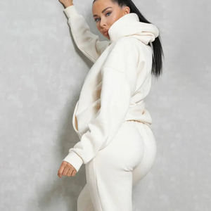 Ensemble de survêtements sportifs à capuche pour l'hiver, de haute qualité, personnalisables avec impression en relief, en coton doux, pour femmes et unisexe - Product Image 1