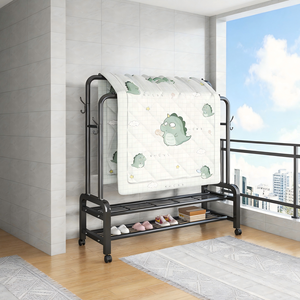 Appendiabiti Moderno Autoportante con Ruote, Struttura in Acciaio Inossidabile, Portatile e Mobile per Uso Alberghiero, con Ripiani per Piccoli Oggetti - Product Image 1