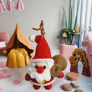 Muñeco de Santa Claus de Ganchillo Hecho a Mano y Ecológico con Relleno Seguro - Decoración Navideña, Llavero, Decoración para el Hogar, Regalo - Product Image 2