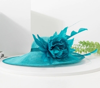 W685 Nouvelle mode d'été Chapeau de soleil en chanvre à large bord pour femme, style britannique élégant rétro, orné de plumes et de fleurs
