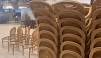 Chaise empilable de style vintage français avec dossier incurvé en rotin, fabriquée en résine PP durable pour l'extérieur, les banquets et les hôtels