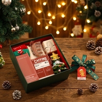 Boîte cadeau de Noël rouge et verte avec ruban et étiquette pour emballage de bonbons, pommes et autres cadeaux de fêtes