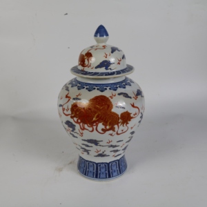 Pot à gingembre en porcelaine bleue et blanche chinoise avec motif de lion rouge et or - Pot de rangement décoratif en céramique de Jingdezhen avec couvercle, design Art Déco - Product Image 1