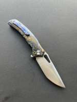 Couteau Bowie Satiné Fait Main avec Lame en Acier VG10, Manche en Titane TC4, Gravure Poisson Koi et Roulement en Céramique – Vente en Gros OEM Personnalisée