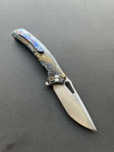 Couteau de poche EDC pour homme, lame en acier VG10, manche en titane TC4, gravure <span class=keywords><strong>poisson</strong></span> Koi, roulement en céramique, finition satinée, pointe tombante, fait main - Product Image 4