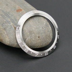 นาฬิกา 316L สแตนเลสสตีล SSKX007  แบบสองเวลา พร้อมขอบหน้าปัดแบบนักบิน - Product Image 4