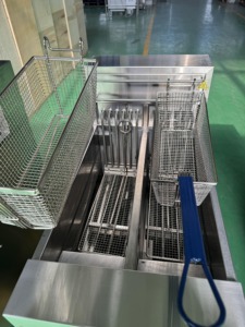 Freidora Comercial de Acero Inoxidable de 21.5L con Elevación Automática, Tanque Único, Control por Microcomputadora, Eléctrica/a Gas, con Sistema de Filtro Integrado para Frituras - Product Image 3