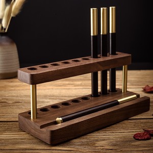 Porte-stylos en bois massif de noyer noir avec accents en laiton, organiseur de bureau pour usage professionnel - Product Image 1