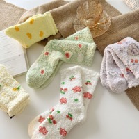Chaussettes d'hiver en polaire corail pour femmes, chaussettes en peluche à imprimé fruits mignon, chaussettes d'intérieur, chaussettes de sommeil épaisses et chaudes, chaussettes pour dames, vente en gros