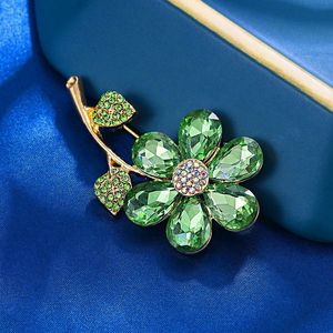 Broche de flor de trébol verde personalizado, diamantes de imitación de cristal, broches pequeños elegantes, mujeres de diseñador - Product Image 3