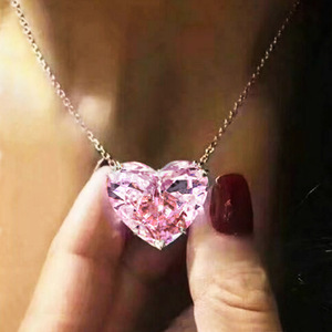 Ciondolo a cuore in moissanite con montatura a griffe, regalo romantico per donna, gioiello rosa - Product Image 1