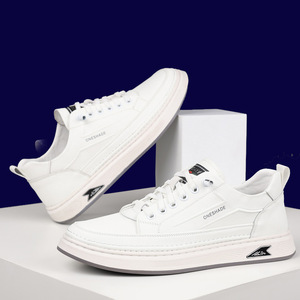 รองเท้าผ้าใบลำลองผู้ชายสีขาว ส้นเตี้ย ระบายอากาศได้ดี พื้นยาง เหมาะสำหรับเดินเล่นสบายๆ - Product Image 2